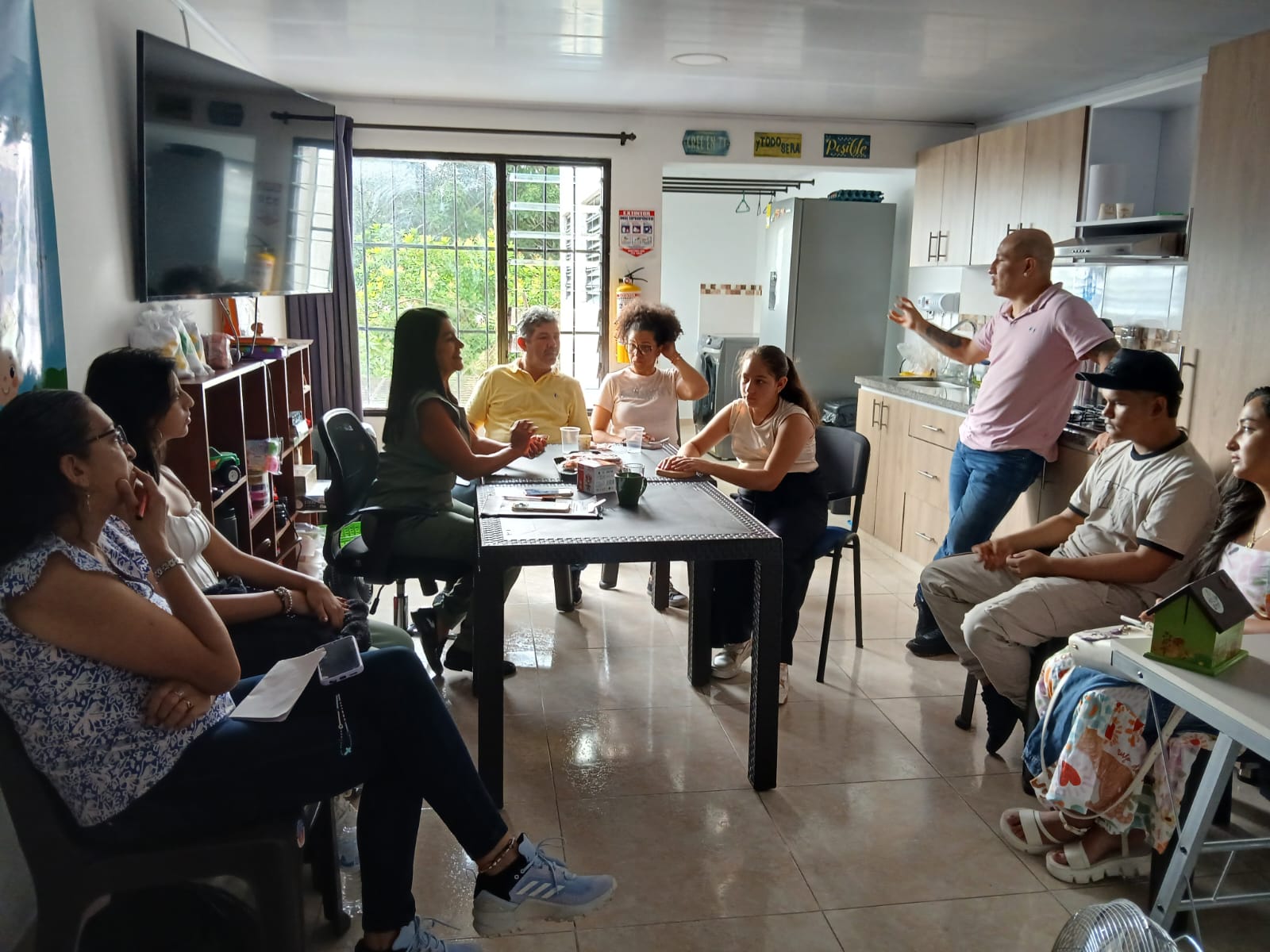 Personas reunidas en taller de bienestar y formación